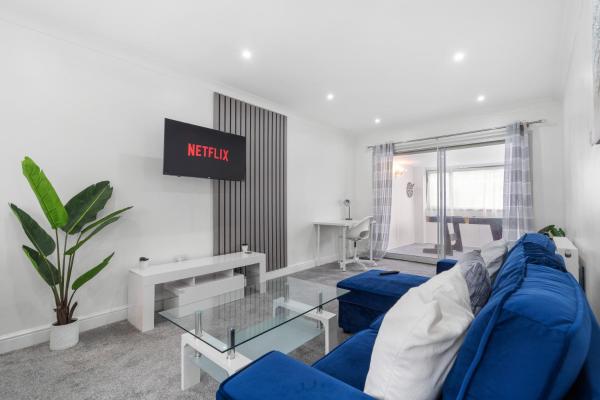 A la foto es mostra l'objecte Homely 3bed house near Heathrow with parking situat a la ciutat de Staines.