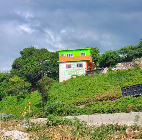 The photo shows the Morales ocean view located in the city of Cane River.