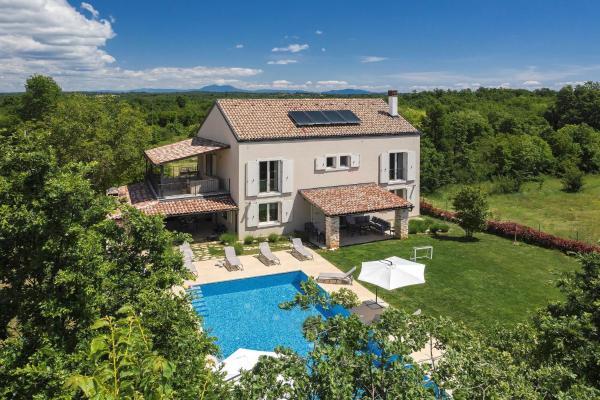 Na fotografii je vidět objekt Villa MyKoltrina in Central Istria for 10 persons with with wellness & 72 m2 large pool nacházející se ve městě Butkovići.