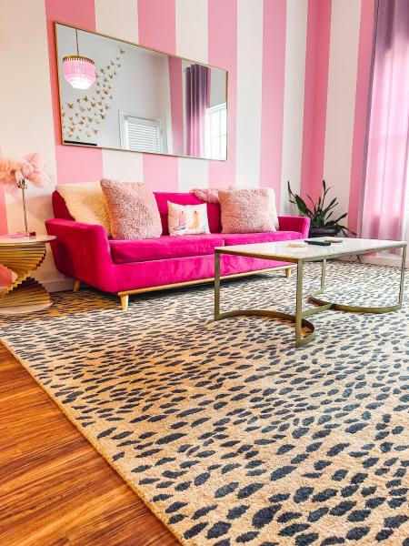 På billedet ses objektet Dolly's Delight - Boutique Bliss Mins From Broadway beliggende i byen Nashville.