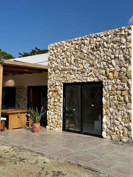The photo shows the Cabaña santuarium cerca al mar located in the city of Puerto Viejo.