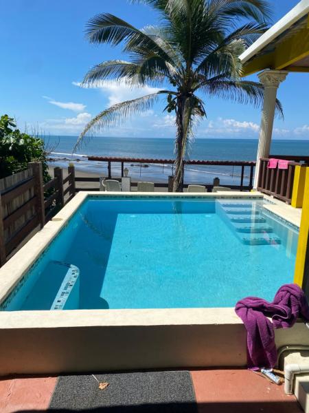 Na zdjęciu widoczny jest obiekt Casa Lassini, Oceanfront Lodging, Playa Las Comadres położony w mieście Las Cucharitas.