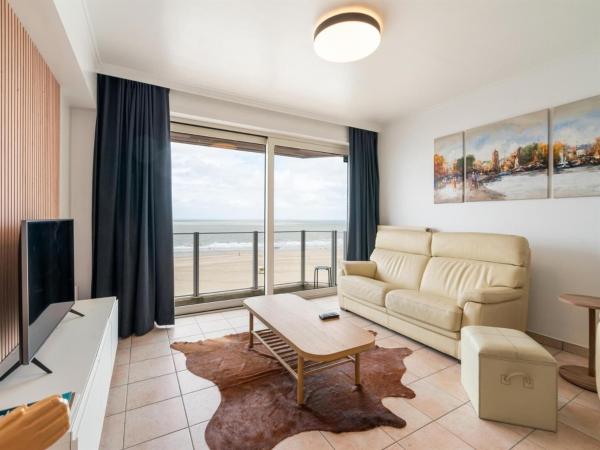 Фотография 2: Flat in Knokke with Pier and Sea Views
