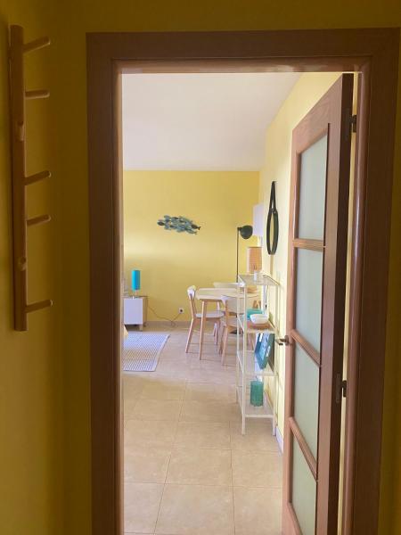 На фото показан объект Acogedor apartamento con terraza, расположенный в городе Седейра.