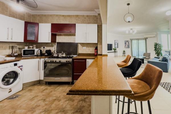 Foto 5: Distinct & Decent 2 BDR Apt Steps From Nightlife and Airport