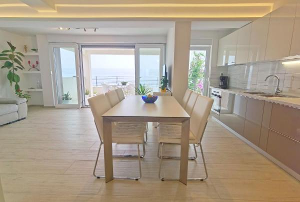 Foto 3: Apartment with a sea View No 10, first row by the sea, Beach house Ana