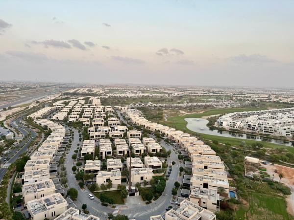 På billedet ses objektet Cozy Golf & Lake View 1BR Apartment,Damac Hills 1 beliggende i byen Dubai.