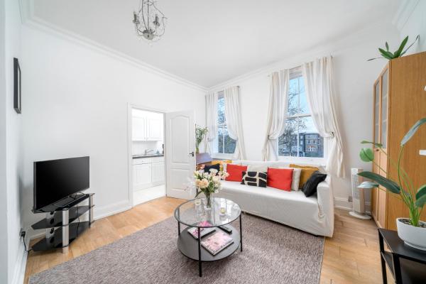 Superb location! Chic 2-3 bed, Garden views & access, 2 min to Tube, London