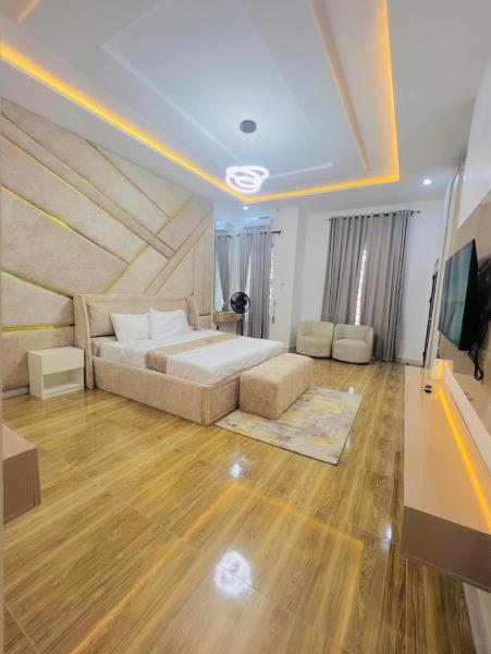 På bilden syns objektet ScattHomes Lekki With Swimming Pool, PS5, Gym, Jacuzzi, Free Wifi and many more som ligger i staden Okunaja.