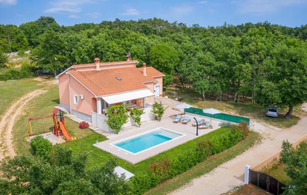 Na fotografii je vidět objekt Lovely Home In Radetici With Wifi nacházející se ve městě Radetići.