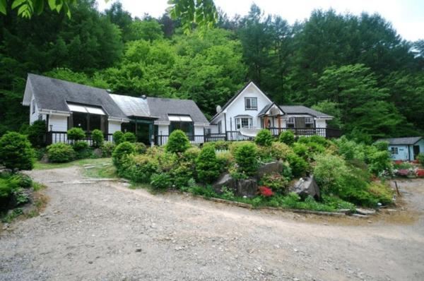 Na fotografii je vidět objekt Small Village Pension nacházející se ve městě Handae-dong.