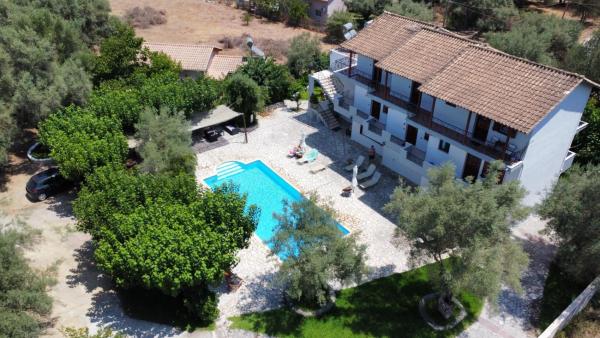Op de foto is het object Calderimi Lefkada te zien, gelegen in de stad Nydri.