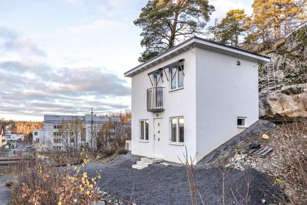 På bildet vises objektet Eget litet hus i Rönninge som ligger i byen Rönninge.