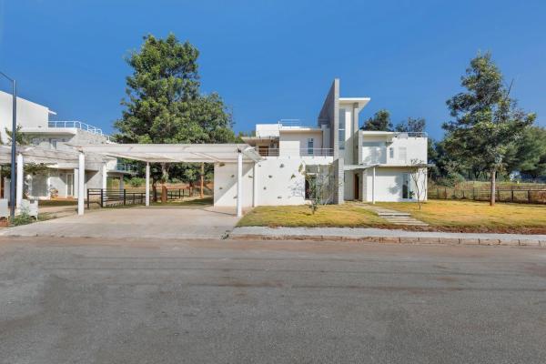 På billedet ses objektet Golfshire Luxe Villa by StayJadeJacuzzi HugeLawn beliggende i byen Attibele.
