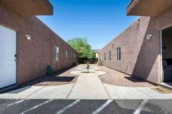 写真にはツーソン市にあるBright Tucson Retreat - Modern, Cozy, Near U of Aが写っています。