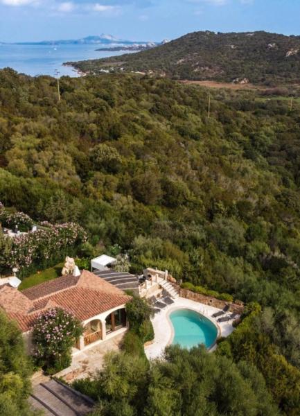 På bilden syns objektet Luxury Villa Ginepro Costa Smeralda som ligger i staden Cala Bitta.