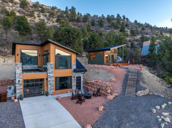 På bildet vises objektet 2 New Homes, Dome Bedroom stars, Climbing Wall Zion Bryce BBQ Firepit som ligger i byen Glendale.
