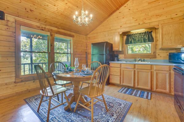 Billede 4: Studio with Mtn Views, 1 Mi to Thorncrown Chapel!