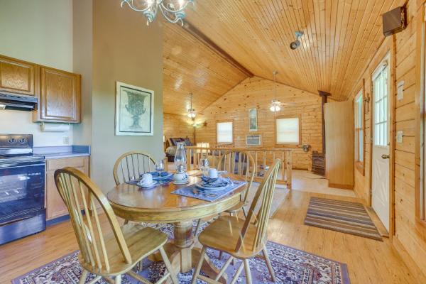 Billede 6: Studio with Mtn Views, 1 Mi to Thorncrown Chapel!