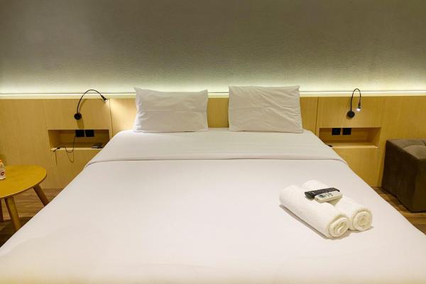 A la foto es mostra l'objecte Scenic and Homey Studio Mataram City Apartment By Travelio situat a la ciutat de Kejayan.