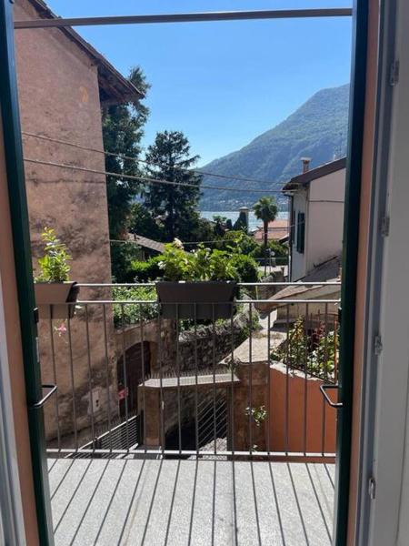 A la foto es mostra l'objecte Un balcone sul lago situat a la ciutat de Torno.