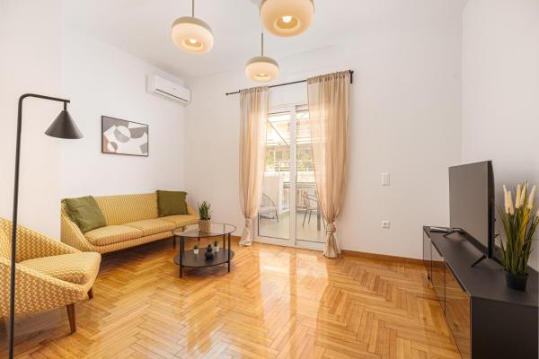 På billedet ses objektet Bright & Contemporary Home with Balcony in Vibrant Piraeus beliggende i byen Piræus.