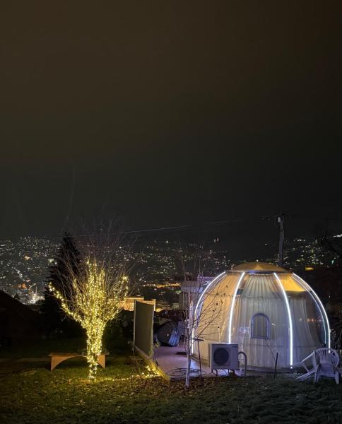 Na fotografii je vidět objekt Cupola glamping dome Sarajevo nacházející se ve městě Sarajevo.