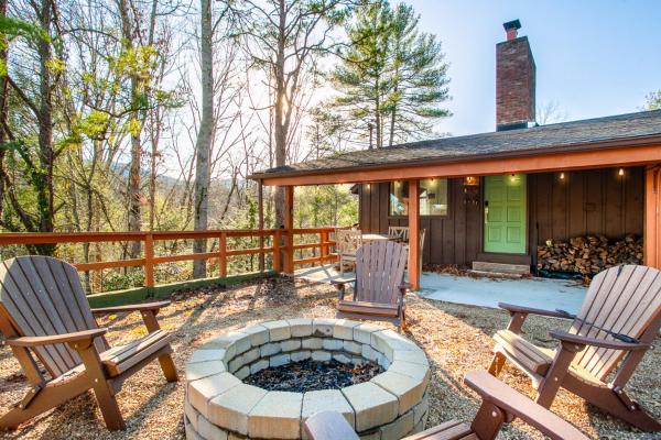 A la foto es mostra l'objecte Peaceful Heights with Cozy Decks and Smart TV situat a la ciutat de Townsend.