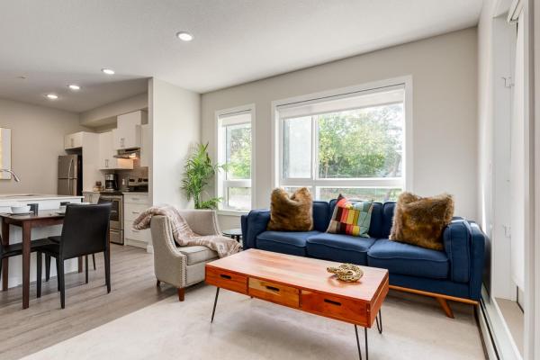 Na zdjęciu widoczny jest obiekt Inner City Apartment, Pet Friendly, Free Underground Parking położony w mieście Calgary.