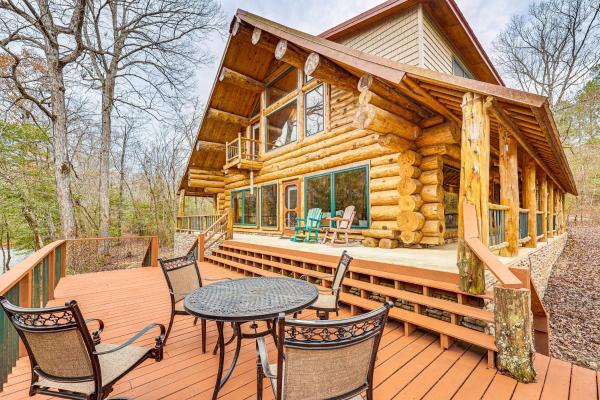 La photo montre l'objet Fish, Boat and Hike Pet-Friendly Cabin in Arkansas situé dans la ville de Delight.