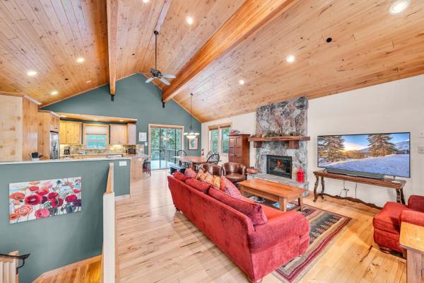 Na fotografii je vidět objekt Spacious Tahoma Retreat with Hot Tub and Game Room nacházející se ve městě Meeks Bay.