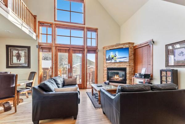 A la foto es mostra l'objecte Cozy 3BR Keystone Escape with Fireplace and Hot Tub situat a la ciutat de Keystone.