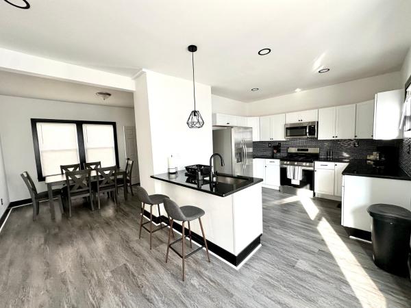 Fully Renovated Modern 4Bedroom 3Bath Home Close to Downtown Cleveland Fully Furnished, Cleveland