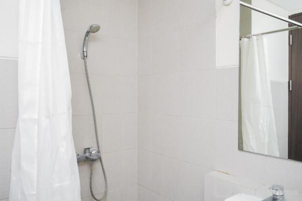 Na fotografii je vidět objekt Modern and Homey Studio at Bintaro Icon Apartment By Travelio nacházející se ve městě Pondokaren.