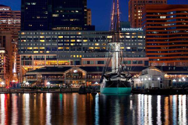 写真にはボルチモア市にあるRenaissance Baltimore Harborplace Hotelが写っています。