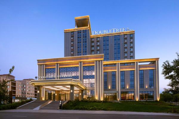 写真にはAltay市にあるDoubletree By Hilton Altay Fuyunが写っています。