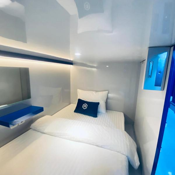Na fotografii je vidět objekt Rosalyne Sleepbox Tugu Mangkubumi nacházející se ve městě Jetis.