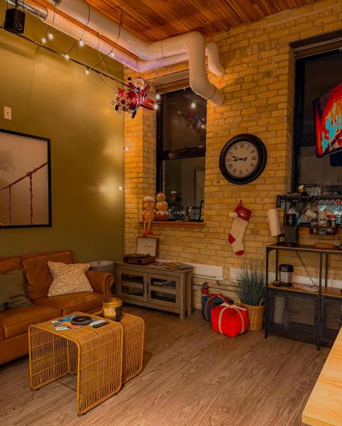 På billedet ses objektet Heart of the City: Cozy 2-Bed Loft beliggende i byen Winnipeg.