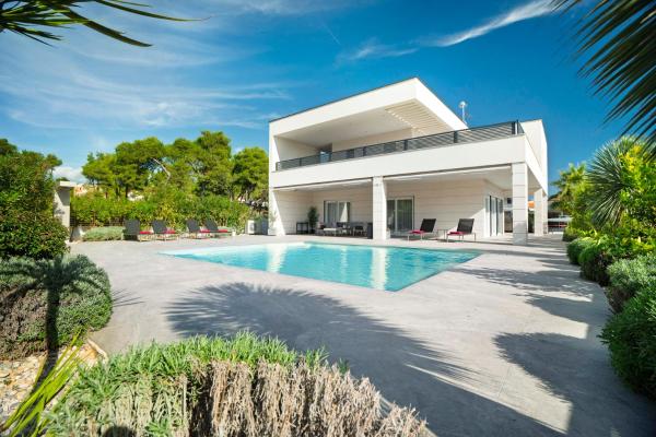 A la foto es mostra l'objecte Casa Luma situat a la ciutat de Tribunj.