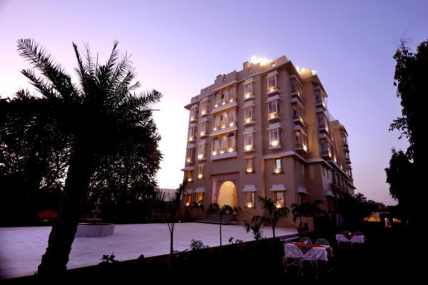 Na foto é possível ver o objeto Satyam Palace Resort localizado na cidade de Thāola.