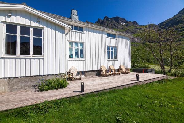 Op de foto is het object Solbakken te zien, gelegen in de stad Skjelfjord.