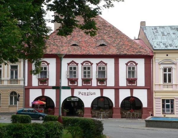 Na fotografii je vidět objekt Restaurace a Penzion Podloubí nacházející se ve městě Pulice.