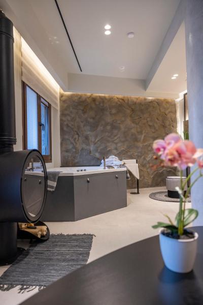 På billedet ses objektet Polyzos Luxury Suites Meteora #1 - Adults Friendly beliggende i byen Kalambaka.