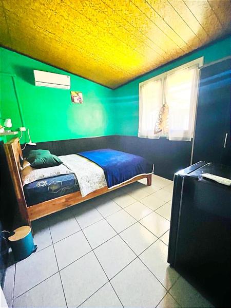 Na zdjęciu widoczny jest obiekt Chambre privée 2 - Case créole Le Mistral,chez Kévin położony w mieście Saint-André.