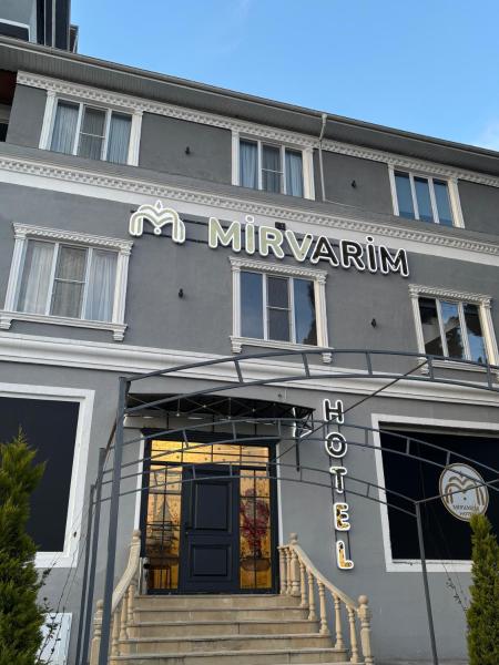 The photo shows the Mirvarim Hotel located in the city of Qumbaşı.
