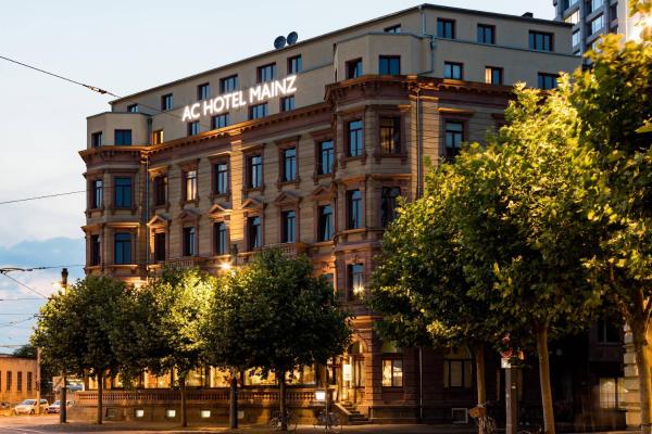 Na zdjęciu widoczny jest obiekt AC Hotel by Marriott Mainz położony w mieście Moguncja.