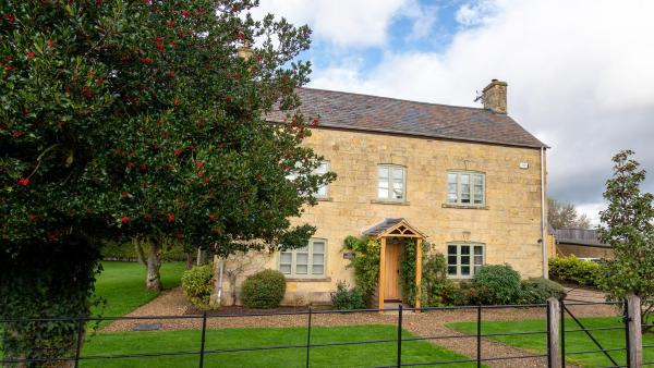 A la foto es mostra l'objecte Todenham Farmhouse situat a la ciutat de Todenham.