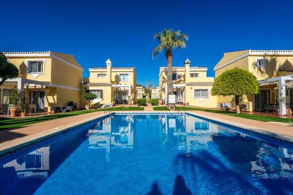 Auf dem Foto ist das Objekt Central Four Bedroom Villa in La Manga Club in der Stadt Atamaría zu sehen.