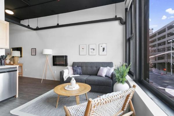 På bilden syns objektet Trendy and Spacious Suite Walk to Riverfront Park som ligger i staden Spokane.