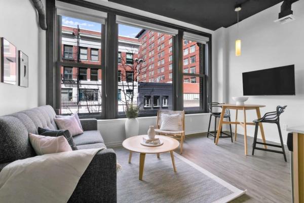På bilden syns objektet Urban Modern Living Downtown w Free Coffee and WiFi som ligger i staden Spokane.